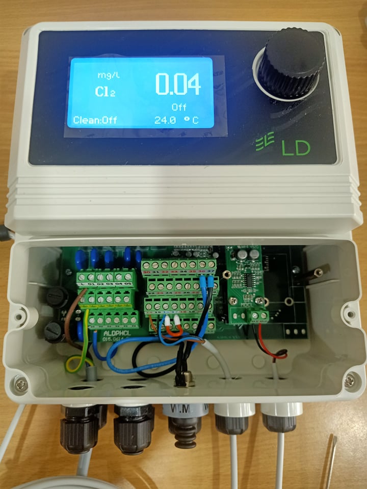 Thiết bị đo hiển thị và kiểm soát Chlorine dư trong nước hiệu Emec mã LDSCL Plus