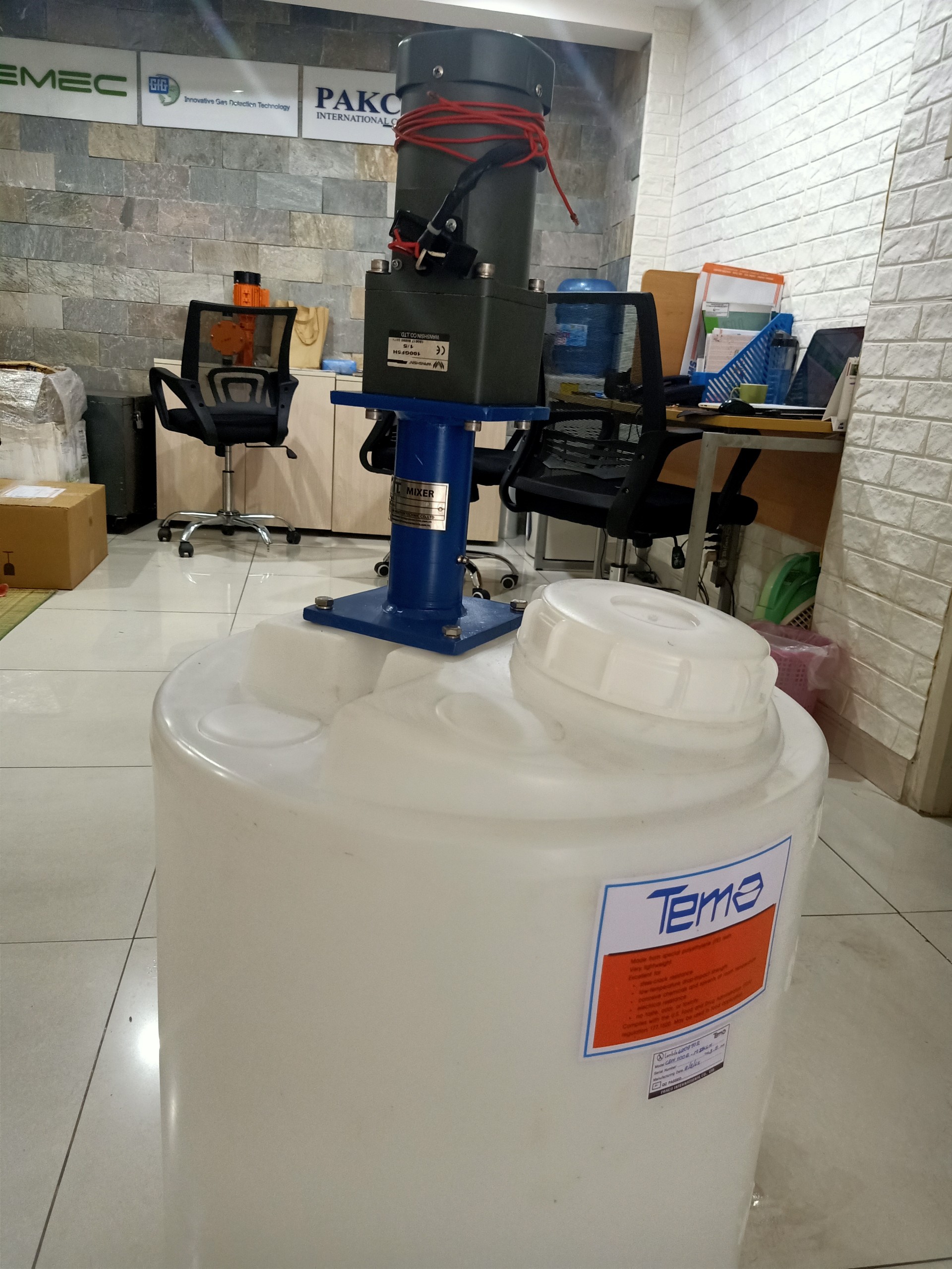 Máy khuấy hóa chất và bồn nhựa 100L mã CEN100B-M5x6 của hãng Pakco