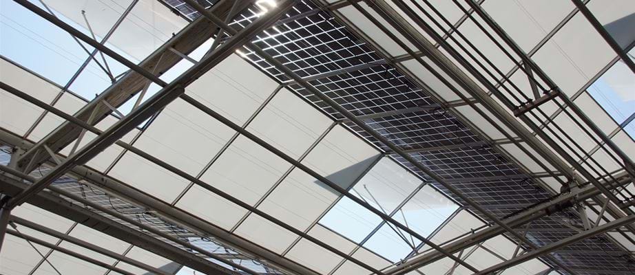 Hệ thống tích hợp tấm pin năng lượng mặt trời lên mái nhà kính Gakon
