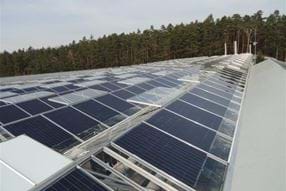 Hệ thống tích hợp tấm pin năng lượng mặt trời lên mái nhà kính Gakon