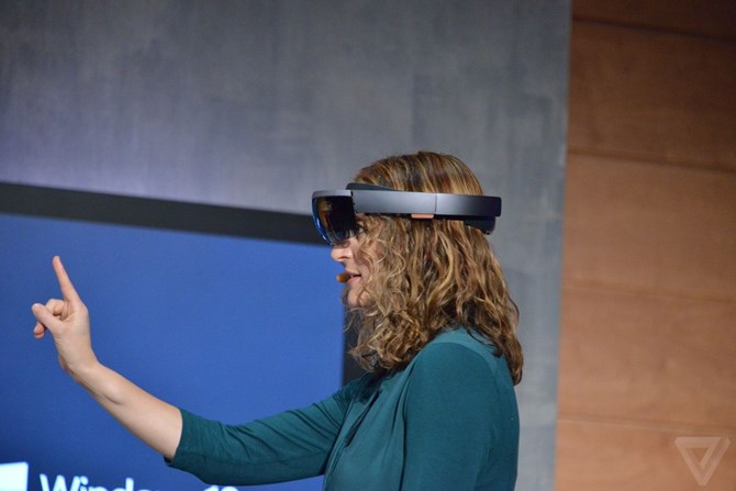 Kính thực tại ảo HoloLens của Microsoft , Google glass bị lu mờ